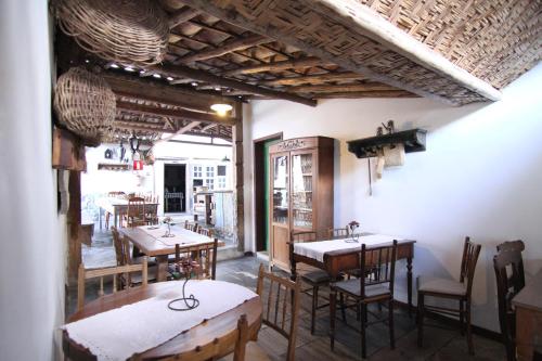 un restaurante con mesas y sillas en una habitación en Pousada Relíquias do Tempo, en Diamantina