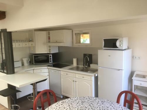 A kitchen or kitchenette at Le Clos des May