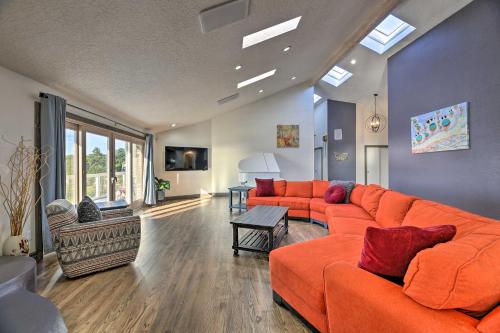 Μια τηλεόραση ή/και κέντρο ψυχαγωγίας στο Luxurious Newport Estate with Spa and Lighthouse Views