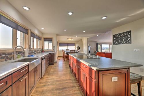 Η κουζίνα ή μικρή κουζίνα στο Luxurious Newport Estate with Spa and Lighthouse Views