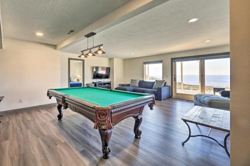 Τραπέζι μπιλιάρδου στο Luxurious Newport Estate with Spa and Lighthouse Views