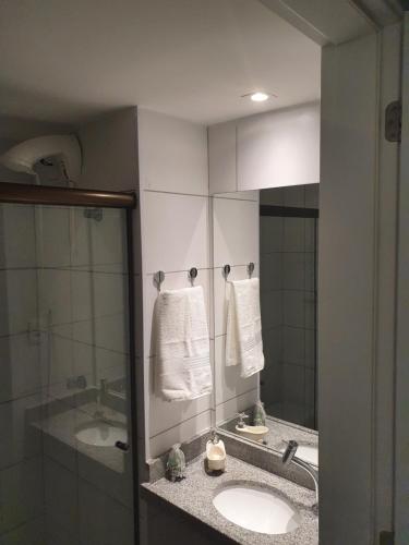 La salle de bains est pourvue de 2 lavabos et d'un miroir. dans l'établissement Laguna Beach Flat, à Porto de Galinhas