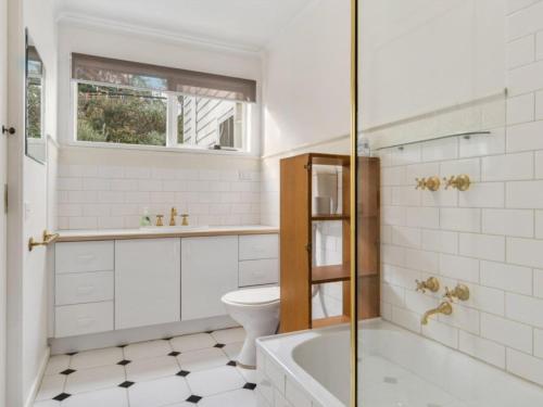 een badkamer met een bad, een toilet en een wastafel bij Blairgowrie Hamptons Style in Blairgowrie