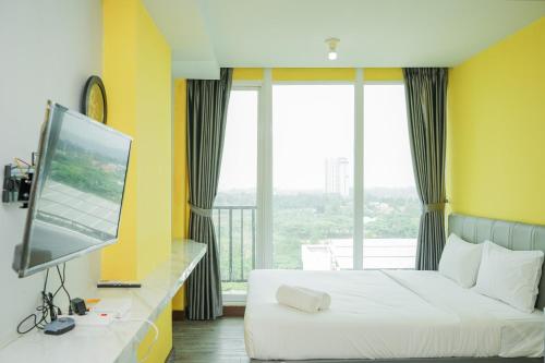 Ένα ή περισσότερα κρεβάτια σε δωμάτιο στο Studio Apartment at Tree Park Apartment By Travelio