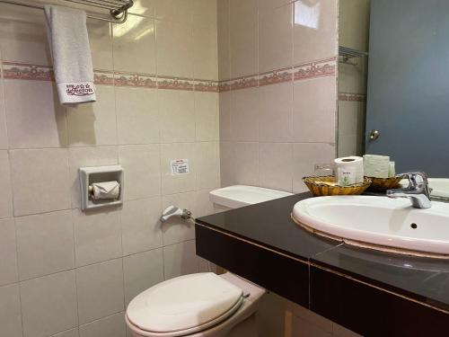 La salle de bains est pourvue de toilettes et d'un lavabo. dans l'établissement Hotel Deleeton, à Kota Kinabalu