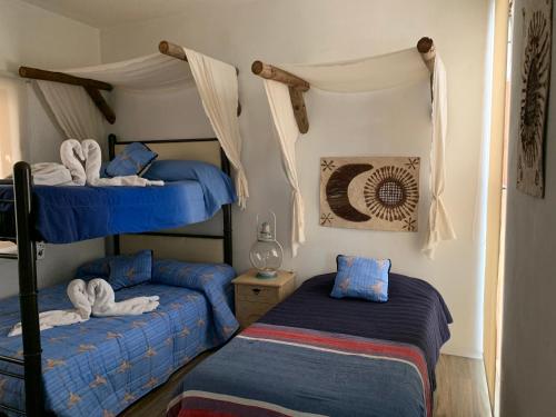 1 dormitorio con 2 literas y toallas en Casa Belmez 2, en Valle de Bravo