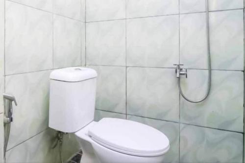 e bagno con servizi igienici e doccia. di Pakansari Guest Inn Mitra RedDoorz a Bogor