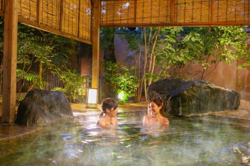 Ooedo Onsen Monogatari Ito Hotel New Okabe tesisinde veya buraya yakın yüzme havuzu