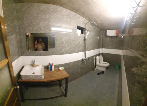 een badkamer met een wastafel en een toilet bij Ben's Home in Mai Chau