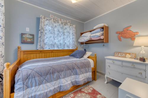 Een bed of bedden in een kamer bij Cottage by the Sea