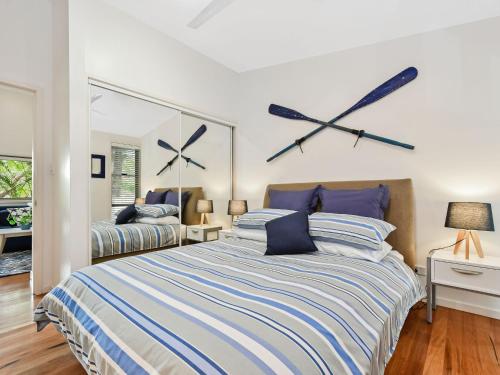 ein Schlafzimmer mit 2 Betten und zwei großen Uhren an der Wand in der Unterkunft Mobys Resort 08 in Boomerang Beach