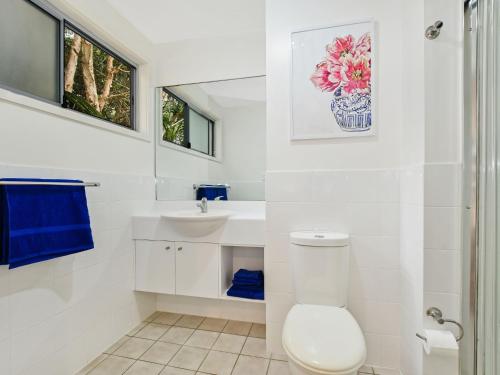 Mobys Resort 08 في Boomerang Beach: حمام أبيض مع مرحاض ومغسلة