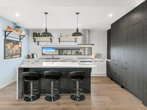Una cocina o zona de cocina en The Mansion