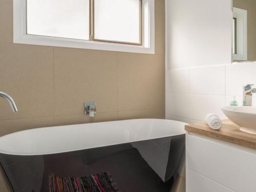 Un baño de The Cape Escape
