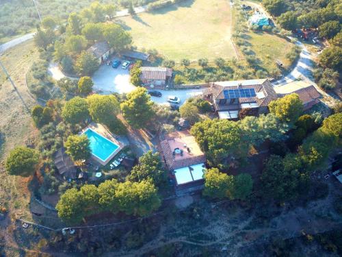 una vista aérea de una casa con piscina en Locazione turistica ex Le Casette Di Cedromonte, en Panicale
