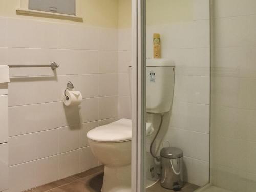 カウズにあるSummers Innのトイレとシャワー付きのバスルーム