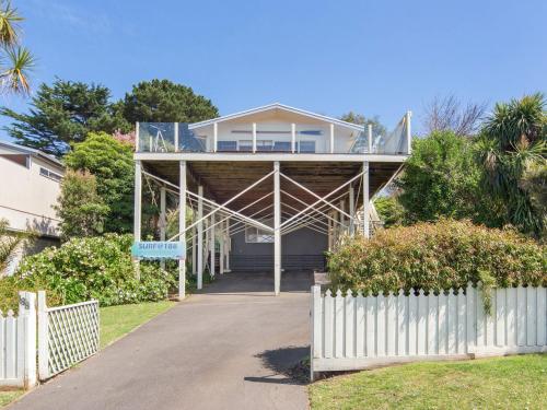 Smiths BeachにあるSurf188の私道の上にバルコニー付きの家