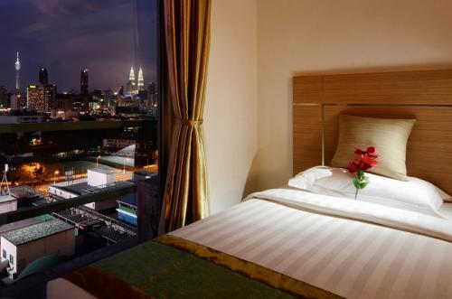 um quarto com uma cama e vista para a cidade em One-Stop Residence & Hotel em Kuala Lumpur