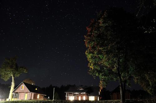 a house sitting under a starry sky at night at Dzūkijos uoga in Viršurodukis