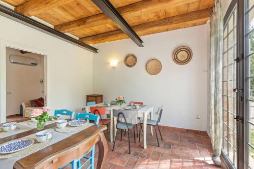 a dining room with a table and chairs at Casali Marchigiani - Ville vacanza private con piscina in Ostra