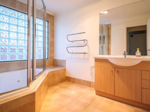 un baño con lavabo y ducha en Blue Haven, en Cape Woolamai
