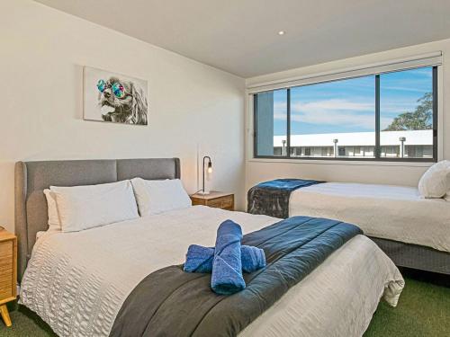 Un dormitorio con dos camas y una gran ventana. en Saltwater Haven, en Cowes