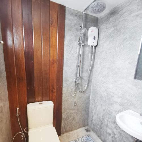 y baño con ducha, aseo y lavamanos. en Stay Here Hostel, en Chiang Mai