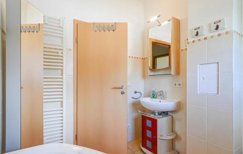 ein Bad mit einem WC und einem Waschbecken in der Unterkunft Ferienhaus Wendisch-Rietz Rohrweihe, Luisenaue III in Wendisch Rietz