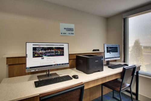 Televisyen dan/atau pusat hiburan di Holiday Inn Express Atlantic City W Pleasantville by IHG