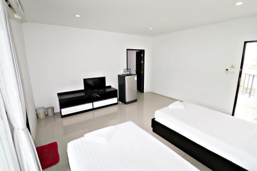 Кровать или кровати в номере Hua Hin Irooms