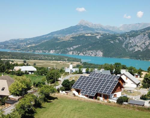 an image of a house with solar panels on the roof at Gite de Champ Chaulier in Crots