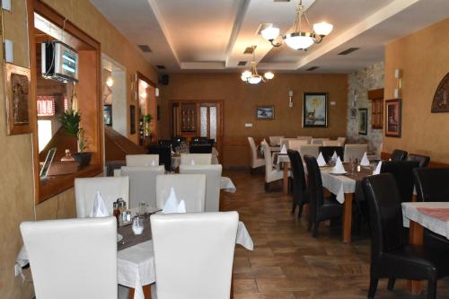 Un restaurante o sitio para comer en OSTROG Aparthotel KOLIBA-VLASTNIŠTVO MANASTIRA OSTROG