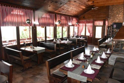 Un restaurante o sitio para comer en OSTROG Aparthotel KOLIBA-VLASTNIŠTVO MANASTIRA OSTROG