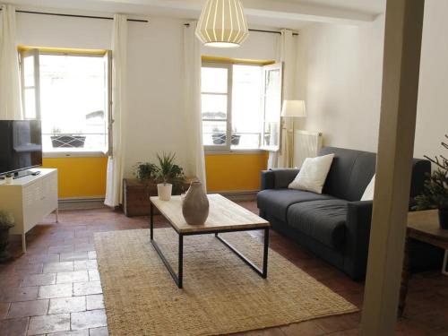 Le relais de la maison Bacou في قرقشونة: غرفة معيشة مع أريكة وطاولة قهوة
