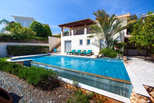 una piscina davanti a una casa di Prengos Villas a Paphos