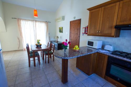 O bucătărie sau chicinetă la Prengos Villas