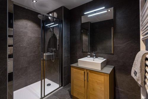 bagno con lavandino e doccia di Coin des Drus Apartment - Chamonix All Year a Chamonix-Mont-Blanc