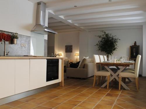 cocina y sala de estar con mesa y sofá en Maison Bacou N1, en Carcassonne