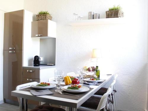 a table with plates of food on it in a kitchen at Maison Bacou N2 in Carcassonne