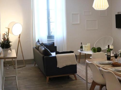 un salon avec un canapé et une table dans l'établissement Maison Bacou Cité 3, à Carcassonne