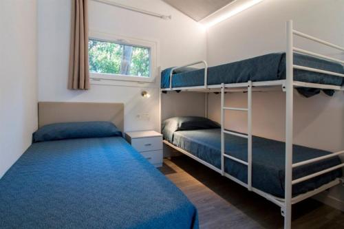 a bedroom with two bunk beds and a window at Alannia Guardamar in Guardamar del Segura