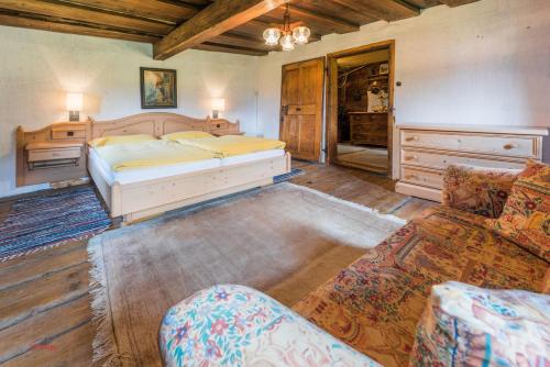 1 dormitorio con 1 cama y 1 sofá en Almliesl ABTE-395 en Abtenau