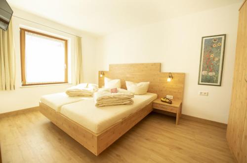 een slaapkamer met een bed met 2 kussens erop bij Alpchalet Tirol in Berwang