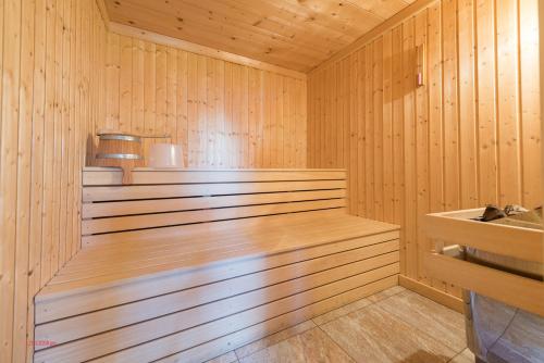 eine Holzsauna mit einem Waschbecken und einer Badewanne in der Unterkunft Almliesl MITT-396 in Mittersill