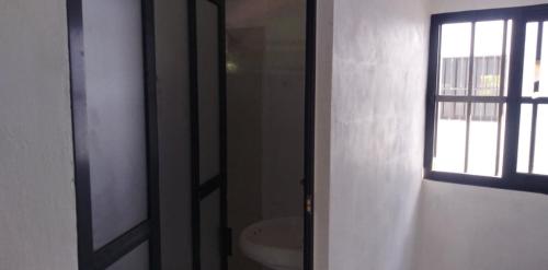 Een badkamer bij 1 and 2 separate bedrooms for rent