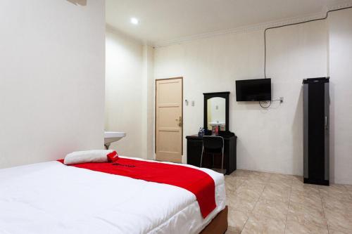 Llit o llits en una habitació de RedDoorz near Yuki Simpang Raya Mall Medan 2