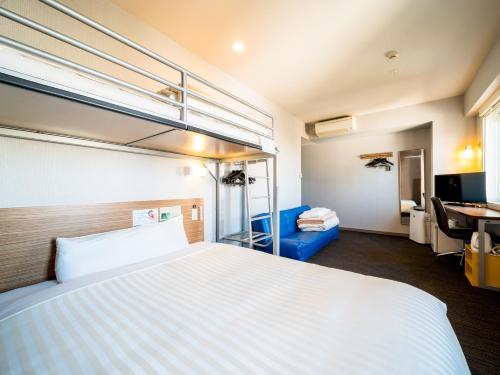 Кровать или кровати в номере Super Hotel Saitama Omiya West