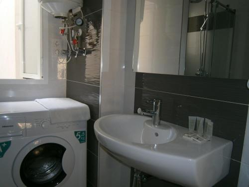 アリカンテにあるApartamento Santa Maria by Be Alicanteのバスルーム(シンク、洗濯機付)