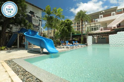 een blauwe glijbaan in het zwembad van een resort bij My Way Hua Hin Music Hotel SHA Extra Plus in Hua Hin