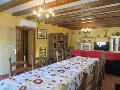 uma cozinha e uma sala de jantar com uma mesa e uma toalha de mesa em CASA RURAL APOL 4 estrellas Provincia de Segovia em Lastras del Pozo